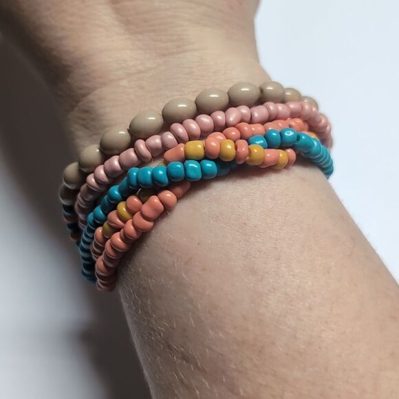 469 Multicolor Beaded Tennis‎ Bracelet with Gold Hardware - Picture 1 of 4